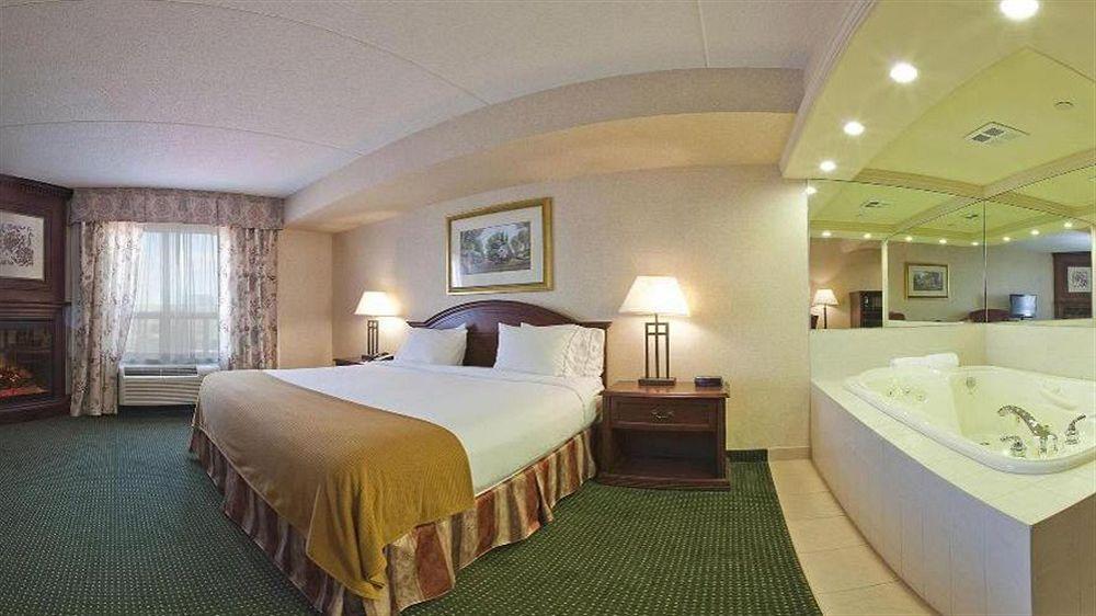 Holiday Inn Express Hotel & Suites Milton By Ihg Bagian luar foto