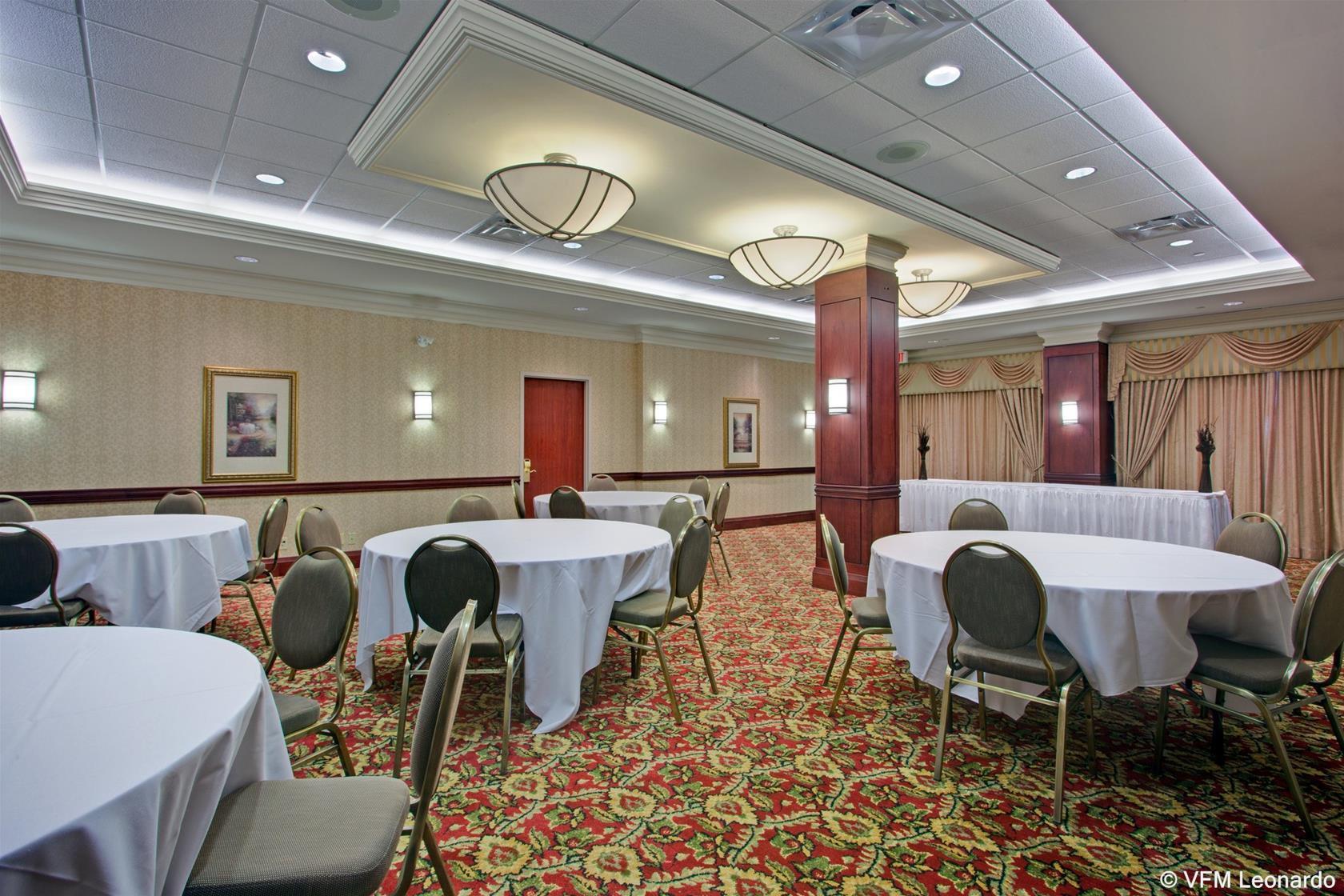Holiday Inn Express Hotel & Suites Milton By Ihg Bagian luar foto