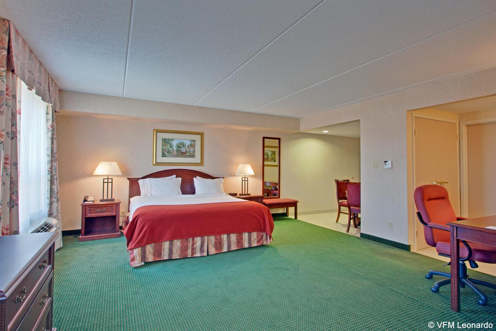 Holiday Inn Express Hotel & Suites Milton By Ihg Bagian luar foto